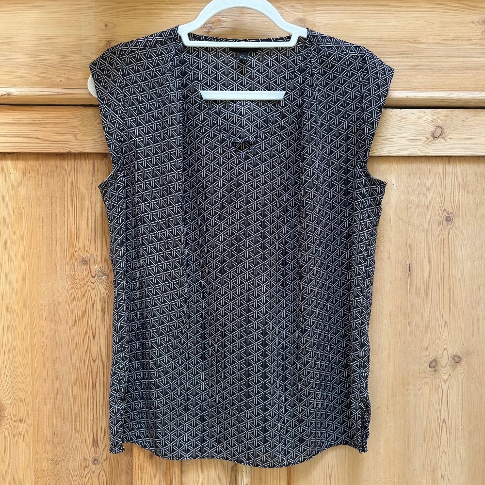 Banana Republic Black White Sleeveless Geometric Print top Size S